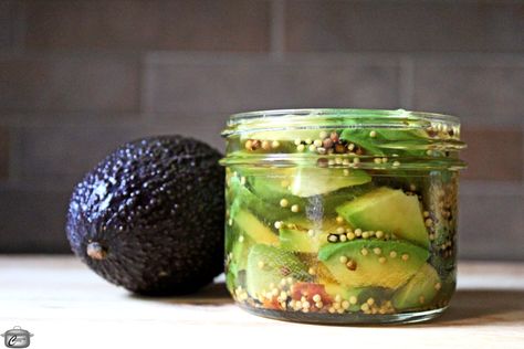 Quick pickled avocado slices Pickled Avocado Recipe, Pickled Veggies Recipe, Pickled Apples, Pickled Vegetables Recipe, Pickled Turnips, Red Onion Recipes, Avocado Recipe, Fajita Bowls, Quick Pickled