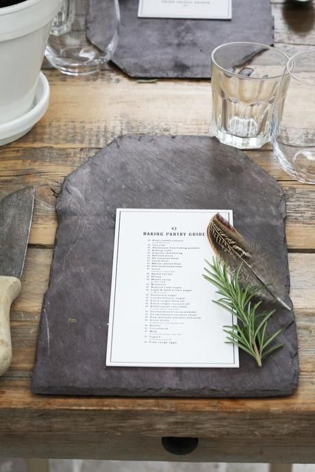 7 DIY placemat & charger plate ideas that will impress your guests Wood Plate Chargers, Slate Plate, Wood Chargers, Tafel Decor, Country Chic Wedding, Deco Floral, Charger Plates, Place Setting, Event Styling