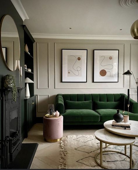 Green Couches, Modern Green Living Room, Green Velvet Sofa Living Room, Velvet Couch Living Room, Green Sofa Living, Green Couch Living Room, Living Room Colour Schemes, Dark Green Living Room, Velvet Sofa Living Room