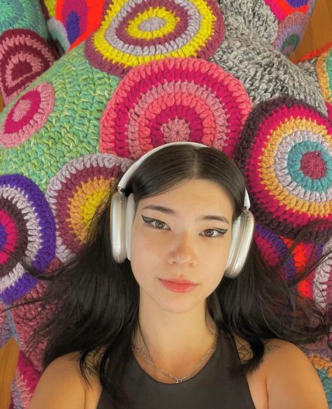 source: alexandria.masse on ig Alexandria Masse, Colorful Crochet, Crochet Circles, Selfies, Circles, Crochet Earrings, Yarn, Crochet, Color