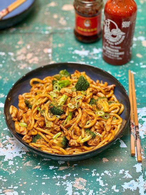 Easy Udon Chicken Noodles Udon Chicken, Easy Udon, Chicken Udon Noodles, Chilli Garlic Noodles, Chicken Udon, Udon Stir Fry, Chicken Stir Fry With Noodles, Garlic Noodles Recipe, Udon Recipe