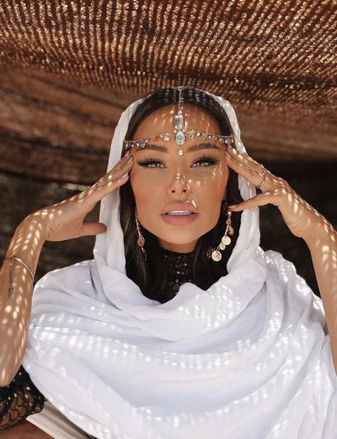 Makeup Carnaval, Desert Photoshoot Ideas, Dubai Outfit, Dubai Outfits, Desert Photoshoot, Arabian Women, Brand Shoot, Arabian Beauty, Arab Beauty