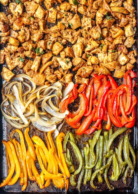 Sheet Pan Chipotle Chicken Burrito Bowls (Gluten-Free) Chipotle Chicken Burrito, Best Burrito, Chicken Burrito Bowls, Avocado Cake, Chicken Peppers, Cake Easter, Plats Healthy, Chicken Burrito, Sheet Pan Dinners Recipes