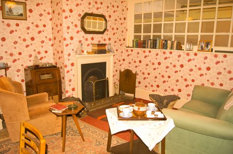 1940s Living Room | 1940's Living Room | Hughenden Manor | Derek Winterburn | Flickr 1940s Dining Room, 1940s Living Room, 1940s Furniture, Living Room Furniture Inspiration, Witchy House, Living Room Wallpaper, 1940s Home, Retro House, Vintage Lounge