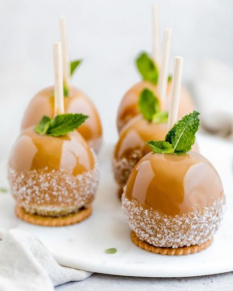 caramel apples Fall Wedding Desserts, Healthy Apple Desserts, Caramel Apples Homemade, Autumn Kitchen, Autumn Farmhouse, Homemade Caramel, Fall Treats, Apple Desserts, Chocolate Chip Cookie Dough