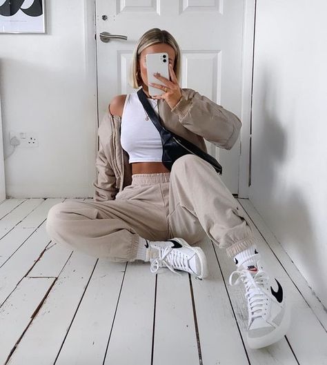 Blazer Mid 77 Outfit, Trendy Instagram Outfits, Nike Blazer Mid 77 Outfit, Nike Blazers Outfit, Jogger Outfit, Nike Blazers, Comfy Clothes, Sweatshirt Outfit, Blazer Mid