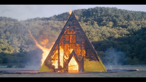 midsommar movie scene aesthetic Midsommar House, Midsommar Birthday, Midsommar Aesthetic, Folk Horror, Film Journal, I Love Cinema, Horror Posters, Movie Shots, Aesthetic Board