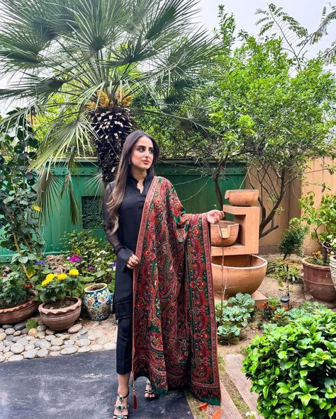 SOLD———Beautiful @jehanniazi in our emerald green kalamkar on silk, truly a classy and fabulous piece #kalamkaar #DHA#shawls #kalamkaarshawls #shawls #lahore #heirloom #heritage #summercollection #beauty #heritage #foreverclassic #shawllover #magnificent #extravagant #generations #art #kashmiri #kalamkaari #suijamashawls #suijamas #rawsilk #georgette #classic #beautiful #summercollection #2024 Kurta And Palazzo, Black Kurta, Kashmiri Shawls, Western Women, Classy And Fabulous, Raw Silk, Summer Collection, Emerald Green, Shawl