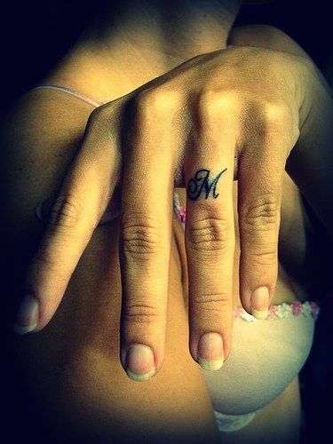 Initial/name tattoos when we get married :) Finger Couple, Tattoo Finger, Ring Tattoo, M Tattoos, Tattoo Wedding Rings, Ring Finger Tattoos, Finger Tattoo Designs, The Letter M, Shape Tattoo