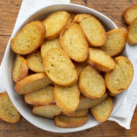 Toasted Baguette {Crostini} - I Am Homesteader Diy Cheese Platter, Baguette Appetizer, Garlic Toast Recipe, How To Make Crostini, Crostini Bread, Toasted French Bread, Fancy Sandwiches, Mini Toast, Toasted Crostini