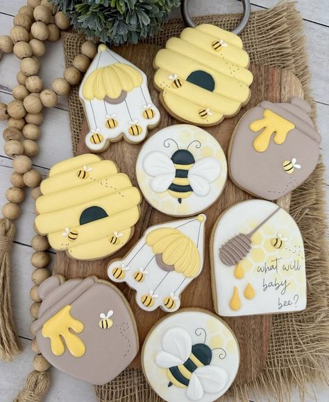 Bee Cookies Decorated, Cookies Design Ideas, Crab Cookies, Pooh Cookies, Rolled Cookies, Flood Icing, Cookie Recipes Decorating, Bee Cookies, Royal Iced Cookies