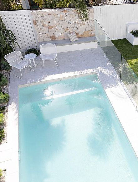 Hamptons Style Pool Area, Coastal Backyard Pool, Pool Sitting Area Ideas, Hamptons Pool Area, Pool Area Ideas, Hamptons Style Pool, Hamptons Backyard, Hampton Pool, Hamptons Pool