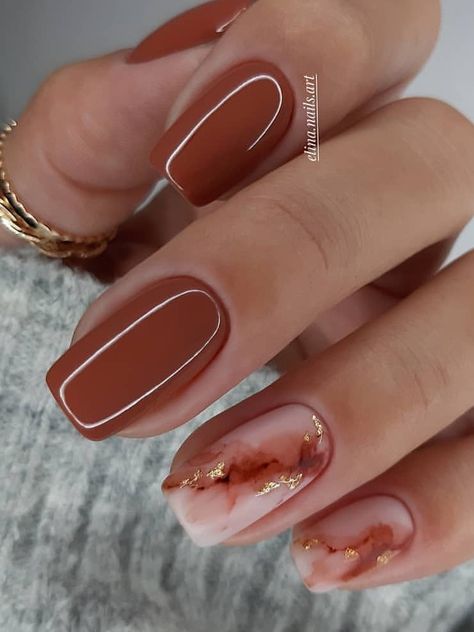 brown and marble nails Nail Color With Terracotta Dress, Short Nails Fair Skin, Fall Nails 2023 Trends Square, Fall Nail Designs Coffin Short, Burnt Orange Marble Nails, Nail Designs Copper, Family Photo Nails, Rust Brown Nails, Rust And Gold Nails