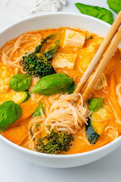 This Thai Red Curry Soup will leave your tastebuds dancing! It's creamy, full of aromatics and super easy to make in 30 minutes! Vegetarian Food Indian, Vegan Thai Curry Soup, Spicy Curry Soup, Simple Healthy Food Recipes, Stove Top Chicken Noodle Soup, Chunky Soups, Thai Vegetable Soup, Soup Chicken Noodle, Thai Red Curry Soup