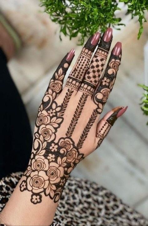 Backside Mehandi Design, Eid Mehndi Designs Simple Front Hand, New Khafif Mehndi Designs, Dubai Mehndi Designs Style, Mehindi Desgin Latest, Mahndi Pic Simple, Back Hand Mehndi Designs Stylish, Floral Mehendi Designs, Floral Mehndi Designs