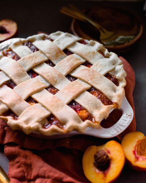 Perfect Vegan Peach Pie - Sweet Potato Soul by Jenné Claiborne Vegan Peach Pie, Veg Pie, Vegan Peach, Peach Pie Recipes, Peach Pie Filling, Vegan Pastries, Vegan Baked, Vegan Pie, Easy Bake