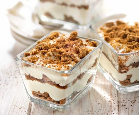 Voici une variante du tiramisu avec des spéculoos. Cette recette gourmande est accompagnée d'une astuce du chef Cyril Lignac. Sweet Cooking, Thermomix Desserts, Winter Desserts, Delicious Snacks Recipes, Yummy Snacks, Cake Desserts, Sweet Recipes, A Table, Snack Recipes