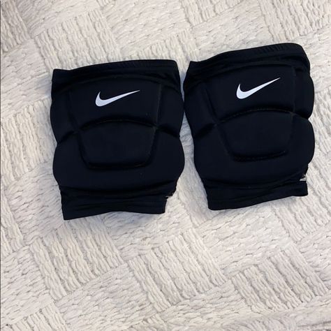 Never Worn These Nike Volleyball Knee Pads Good As New ! Kit Nike, Volleyball Accessories, Basic Accessories, Nike Volleyball, Volleyball Uniforms, Volleyball Knee Pads, Basketball Accessories, School Shopping, Knee Pads