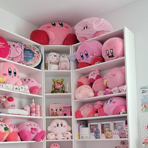 teawithkirby on Instagram: "If i hit 15k followers by the end of the year, japan trip 2025 may be in the future 👀 but thank you for enjoying my kirby collection friendos. I hope you enjoy my kirby room #kirby #collector #plush #pink #nintendo #カービィ #kawaii #cute #aesthetic #kirbylife #kirbylove #kirbykirbykirby #kirbycollector #plush #plushie" Kirby Bedroom Ideas, Kirby Themed Room, Kirby Room Ideas, Kirby Decor, Kirby Bedroom, Kirby Blanket, Kirby Room, Kirby Merch, Kirby Plushies