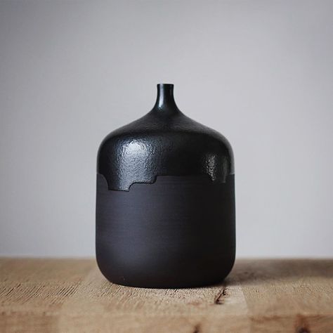 Barbara Lormelle - Tenmoku glaze on Black porcelain Black Clay Glaze Ideas, Pottery Accessories, Black Clay Pottery, Black Ceramics, Tenmoku Glaze, Black Ceramic Vase, Ceramics Pottery Bowls, Black Pottery, Porcelain Black