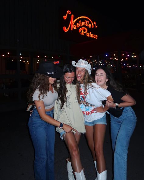 Nashville Group Pictures, Country Festival Aesthetic, Rodeo Pictures Ideas, Nashville Instagram Pictures, Nashville Photo Ideas, Nashville Picture Ideas, Nashville Tennessee Outfits, Nashville Pics, Nashville Aesthetic