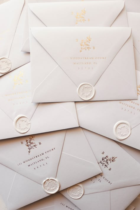 Wedding Envelopes Design, Pretty Stationery, 카드 디자인, Wedding Invitation Envelopes, Invitation Inspiration, Gold Wedding Invitations, Wedding Organization, Wedding Envelopes, Invitation Envelopes