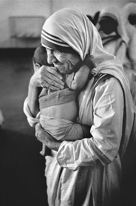 Mother Tressa, Mother Theresa Picture, Mother Teresa Pictures, Mother Teresa Photos, Mother Theresa Quotes, Missionaries Of Charity, Saint Teresa Of Calcutta, Arte Yoga, Mother Teresa Quotes