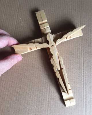 Clothespin Cross, Creative Bible Journaling, Clothespin Crafts Christmas, Wooden Cross Crafts, Clothespin Diy Crafts, Clothespins Diy, Wooden Clothespin Crafts, Clothespin Art, Clothespin Crafts