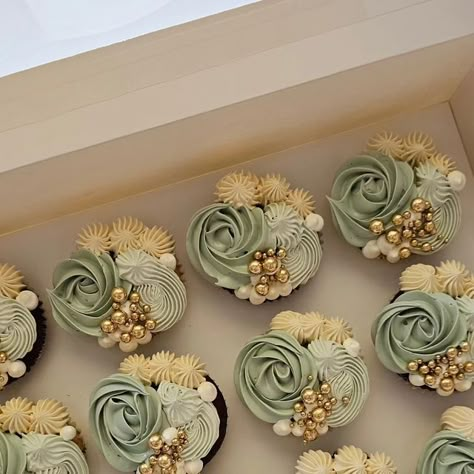 Boho Gender Reveal Cupcakes, Sage Green Cupcakes Baby, Sage And Cream Cupcakes, Sage Green And Pink Cupcakes, Sage Green And Gold Cupcakes, Baby Shower Cake Green And Gold, Gender Neutral Baby Shower Cupcakes, Sage Green And Pink Baby Shower, Baby Shower Cake Gender Neutral