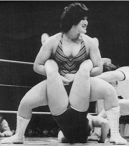 Devil Masami wrestling Jaguar Yakota Catfight Wrestling, Japanese Wrestling, Female Wrestling, Pro Wrestler, Women's Wrestling, Female Wrestlers, Black White Photos, Japanese Women, Female Athletes