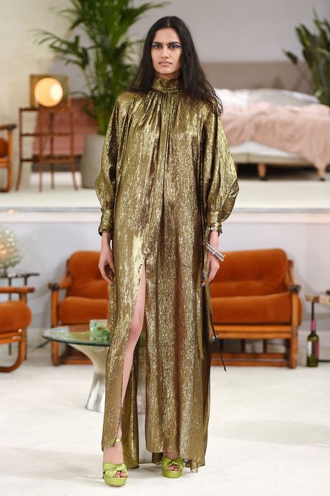 Gold Maxi Dress, Glitter Fashion, Mode Abaya, Abaya Fashion, Fall 2018, Fashion Show Collection, Fashion Photoshoot, Looks Style, London Fashion Week