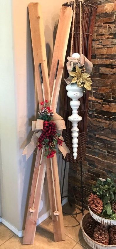 Diy Ski Decor, Ski Decorations, Holiday Decor Outdoor, Christmas Outdoors, Primitive Wood Crafts, Ski Decor, Christmas Crafts To Sell, Outdoor Christmas Decor, Winter Decorating