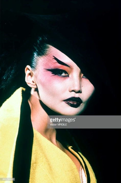 Thierry Mugler Automne/Hiver 1995-96 Mugler Makeup, Irina Pantaeva, Mugler Couture, 90s Makeup Look, Couture Makeup, 90s Makeup, Makeup Books, Face Art Makeup, Black Magic Woman