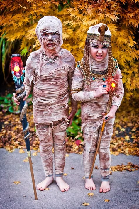 Have you or your child picked a Halloween costume yet? Check out these costumes to get some ideas flowing! Diy Mummy Costume, Mummy Halloween Costume, Creepy Halloween Costumes, Mummy Costume, Halloween Costumes To Make, Mascaras Halloween, Black Halloween Dress, Homemade Halloween Costumes, Zombie Costume