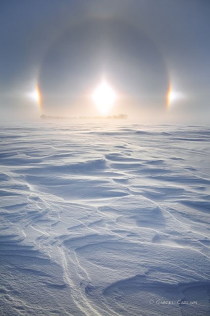 Sun Dogs ~ are made of a large family of halos, created by light interacting with ice crystals in the atmosphere. Sun Dogs are best seen and most conspicuous when the Sun is close to the horizon. Sun Dogs, Winter Szenen, Trik Fotografi, 판타지 아트, Alam Yang Indah, Natural Phenomena, Beautiful Sky, Bright Light, Winter Scenes