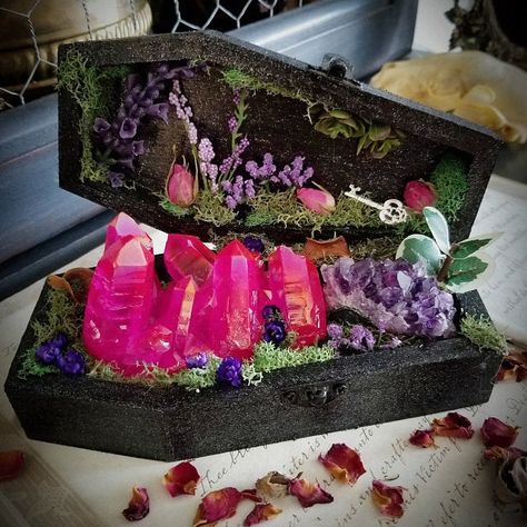 Wiccan Bedroom, Crystal Gardens, Crystal Terrarium, Gothic Crafts, Witch Life, Rose Aura Quartz, Spiritual Vibes, Crystal Witch, Rose Aura