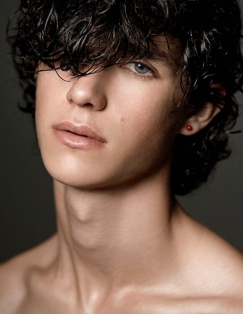 Guy Patrick Rocks Curly Hairstyles for Kimber Capriotti Shoot Men's Curly Hairstyles, Artist Reference, Curly Fro, Human Figure Drawing, Male Makeup, Beyond Beauty, Front Hair Styles, Black Curly Hair, Beautiful Man