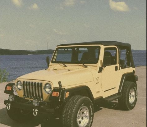 Jeep Cherokee Aesthetic, 1980s Jeep, Jeep Convertible, Jeep Cherokee Interior, Jeep Cherokee Accessories, Gilmore Aesthetic, Jeep Cherokee Trailhawk, Yellow Jeep, Cars Jeep