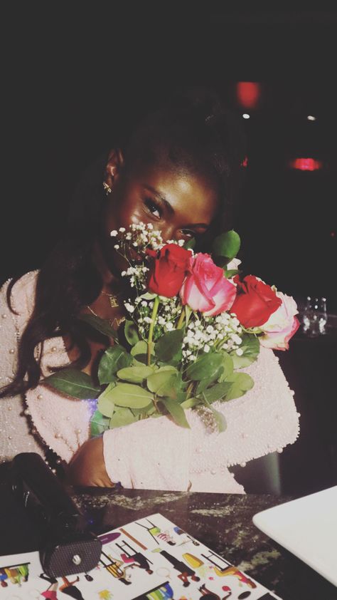 Bouquet Of Flowers Black Woman, Flower Bouquet Black Women, How To Pose With Flower Bouquet, Black Women With Roses, Birthday Aesthetic Black Woman, Roses Black Women, Black Women Flowers, Pics With Flowers, Birthday Black Woman