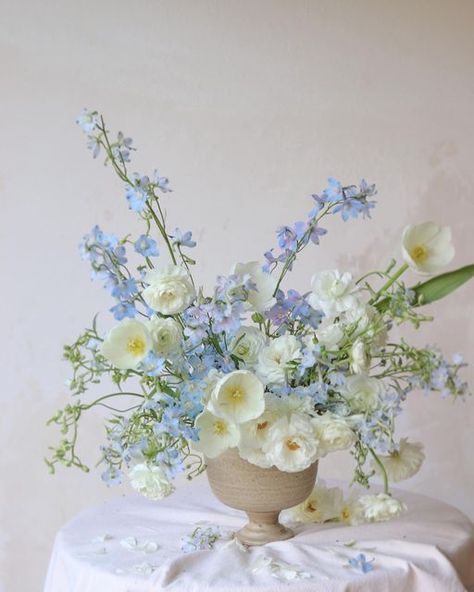 SWEET KVITKA on Instagram: "Something new, something blue, something old... My favourite is blue... #floralarrangement #floristry #simplystyledflowers #flowerstalking" Blue Flowers Arrangements, White And Blue Floral Arrangements, Josie Wedding, Blue And Yellow Wedding, Blue Flower Arrangements, Blue Green Wedding, Baby Blue Weddings, Cozy Wedding, White Floral Arrangements