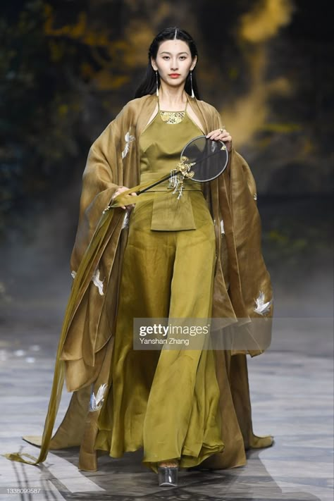 Chinese Haute Couture, Chinese Couture, Orientation Outfit, East Asian Fashion, China Fashion Week, Designer Brands Fashion, Modern Hanfu, Chinese Style Dress, Fashion Silhouette