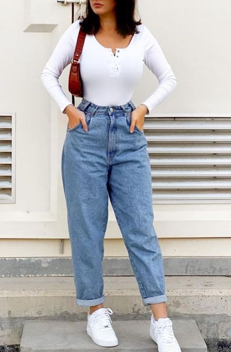 Outfits Con Mon Jeans, Mon Jeans Outfits, Mom Jeans Outfit Aesthetic, Pantalones Mom Jeans, White Mom Jeans Outfit, Slouchy Jeans Outfit, Smart Casual Women Outfits, Casual Oufits, Outfits Con Jeans