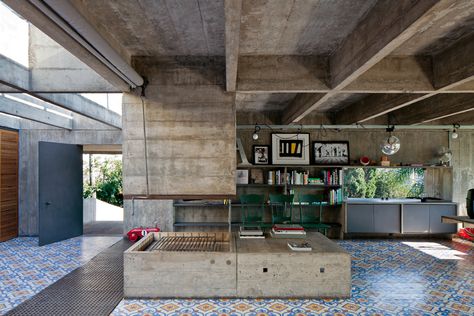 . . . identi chiC* ! ! ! otras versiones del fucsia: espacio Brutalist Interior, Richard Powers, Toyo Ito, Concrete Houses, Arch Interior, Concrete Home, Concrete House, Traditional Modern, Interior Photography