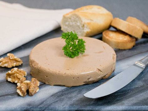 Vegan walnut pâté - easy and delicious :: Exceedingly vegan Walnut Pate, Vegan Pate, Vegan Christmas Dinner, Easy Vegan Lunch, Pate Recipes, Vegan Pantry, Vegan Christmas Recipes, Savory Vegan, Vegan Christmas