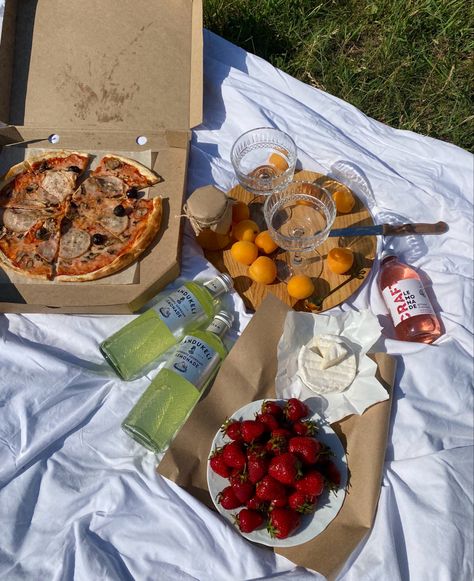 #picnic #aesthetic #food #foodphotography #pizza #nature Pizza Picnic Aesthetic, Picnic Aesthetic Food, Vegan Picnic Food, Pizza Picnic, Vegan Picnic, Spring Picnic, Picnic Aesthetic, Picnic Ideas, Outdoor Pizza