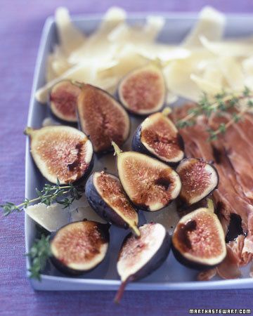 figs and prosciutto - not sure they'll still be in season though Mission Fig Recipes, How To Eat Figs, Black Mission Fig, Prosciutto Recipes, Vegetable Snacks, Healthy Holiday Recipes, Fig Recipes, Food Sweet, Fresh Figs