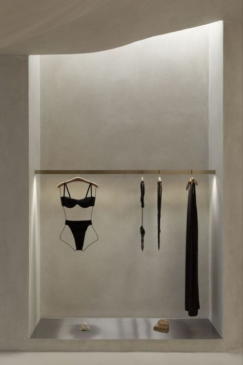 Home to luxury Brazilian swimwear brand Haight and located inside the city’s Leblon mall, the store rejects the clean lines that usually characterise retail spaces in favour of a more ancient minimalist aesthetic. Photography: Maíra Acayaba #design #inspiration #interiors #architecture Atelier Design, Retail Store Interior Design, Clothing Store Interior, Interior Design Minimalist, Clothing Store Design, Store Design Boutique, Retail Store Interior, Store Interiors, Objet Design