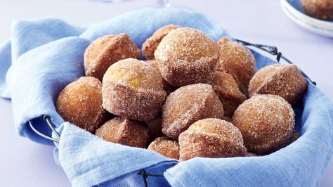 Snickerdoodle Doughnut Hole Muffins Recipe - Southern Living Snickerdoodle Muffins, Snicker Doodle, Morning Treats, Muffins Blueberry, Doughnut Holes, Snickerdoodle Cookies, Brunch Buffet, Zucchini Muffins, Mini Muffin Pan