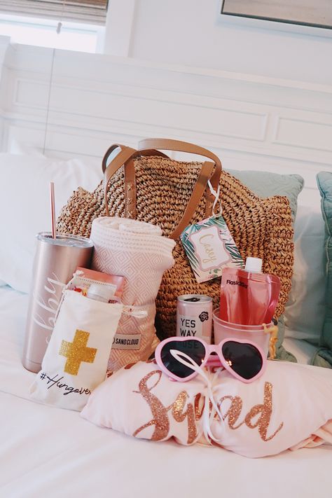 Bachelorette Beach Bag Ideas, Bachelorette Goody Bag Ideas Beach, Bridesmaid Proposal Beach Theme, Beach Bachelorette Gift Bags, Beach Bridesmaid Proposal, Bridemaid Proposal, Bachelorette Gift Baskets, Boat Bachelorette, Beach Bachelorette Party Favors