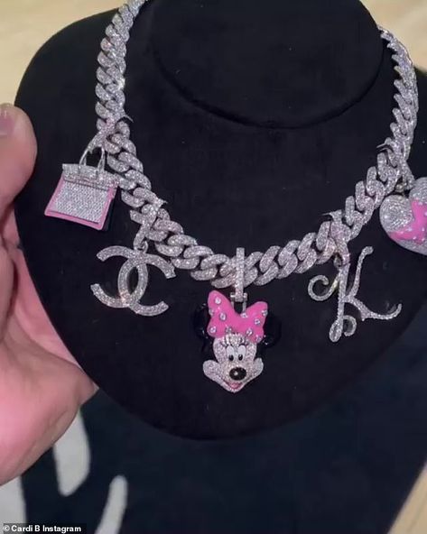 Luxury Diamond Necklaces For Birthday, Diamond Iced Out Necklaces For Gifts, Luxury Heart Necklace With Vvs Clarity, Cardi B Jewelry, Iced Out Crystal Necklaces, Necklaces Baddie, Baddie Necklace, Mode Indie, Trajes Kylie Jenner